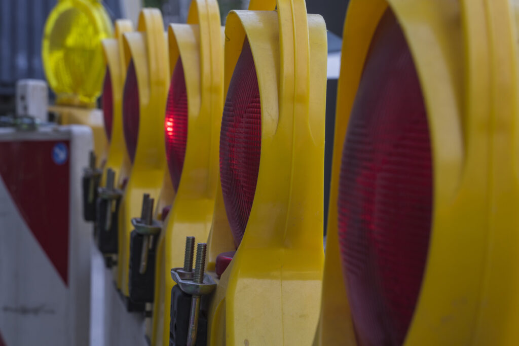 Mehrere Baustellenlampen nebeneinander