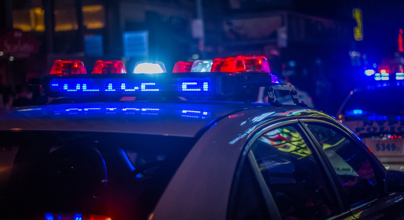 Polizeifahrzeug mit Einsatzlicht
