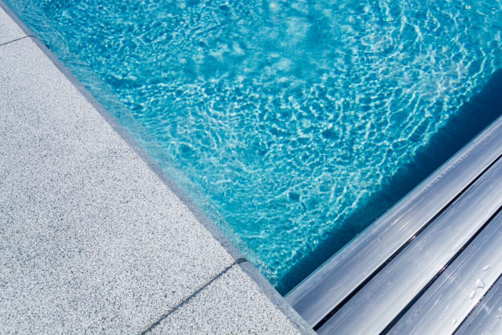 Spannweite für Pool. Rollende Beschichtung. Poolüberdachung, Schwimmbad-Schutz. Rollete. Sicherheit. Reines Wasser. Schwimmbad-Schutzsystem.
