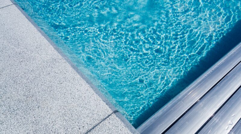 Spannweite für Pool. Rollende Beschichtung. Poolüberdachung, Schwimmbad-Schutz. Rollete. Sicherheit. Reines Wasser. Schwimmbad-Schutzsystem.