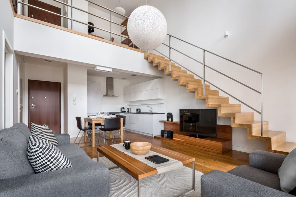 moderner wohnraum mit galerie und holztreppe als beispiel fuer gelungene etagenplanung beim holztreppen kaufen