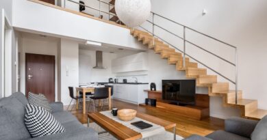 moderner wohnraum mit galerie und holztreppe als beispiel fuer gelungene etagenplanung beim holztreppen kaufen