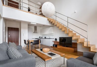 moderner wohnraum mit galerie und holztreppe als beispiel fuer gelungene etagenplanung beim holztreppen kaufen
