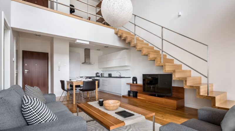 moderner wohnraum mit galerie und holztreppe als beispiel fuer gelungene etagenplanung beim holztreppen kaufen